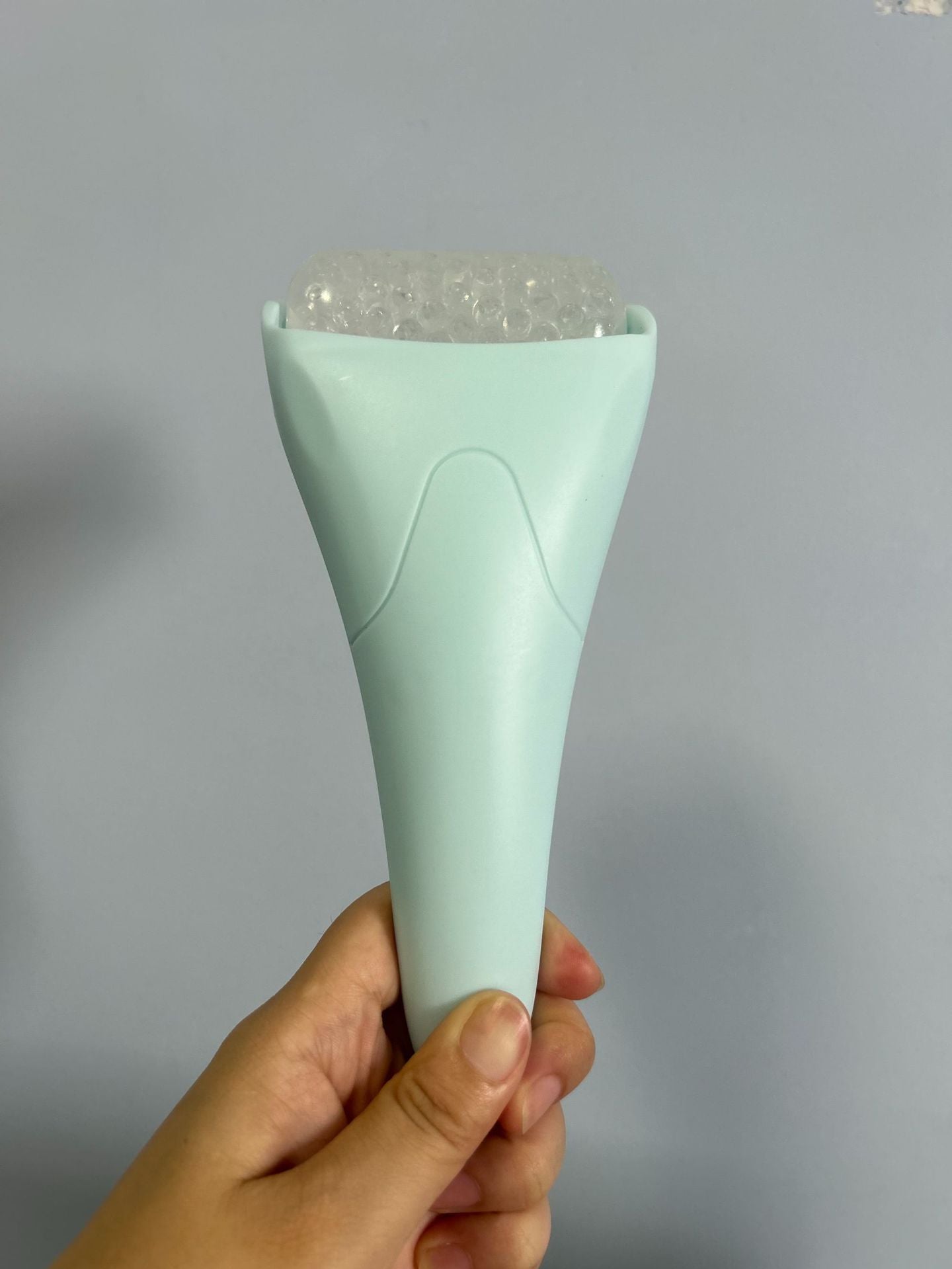 Herramienta de masaje facial con rodillo de hielo con bolas frías