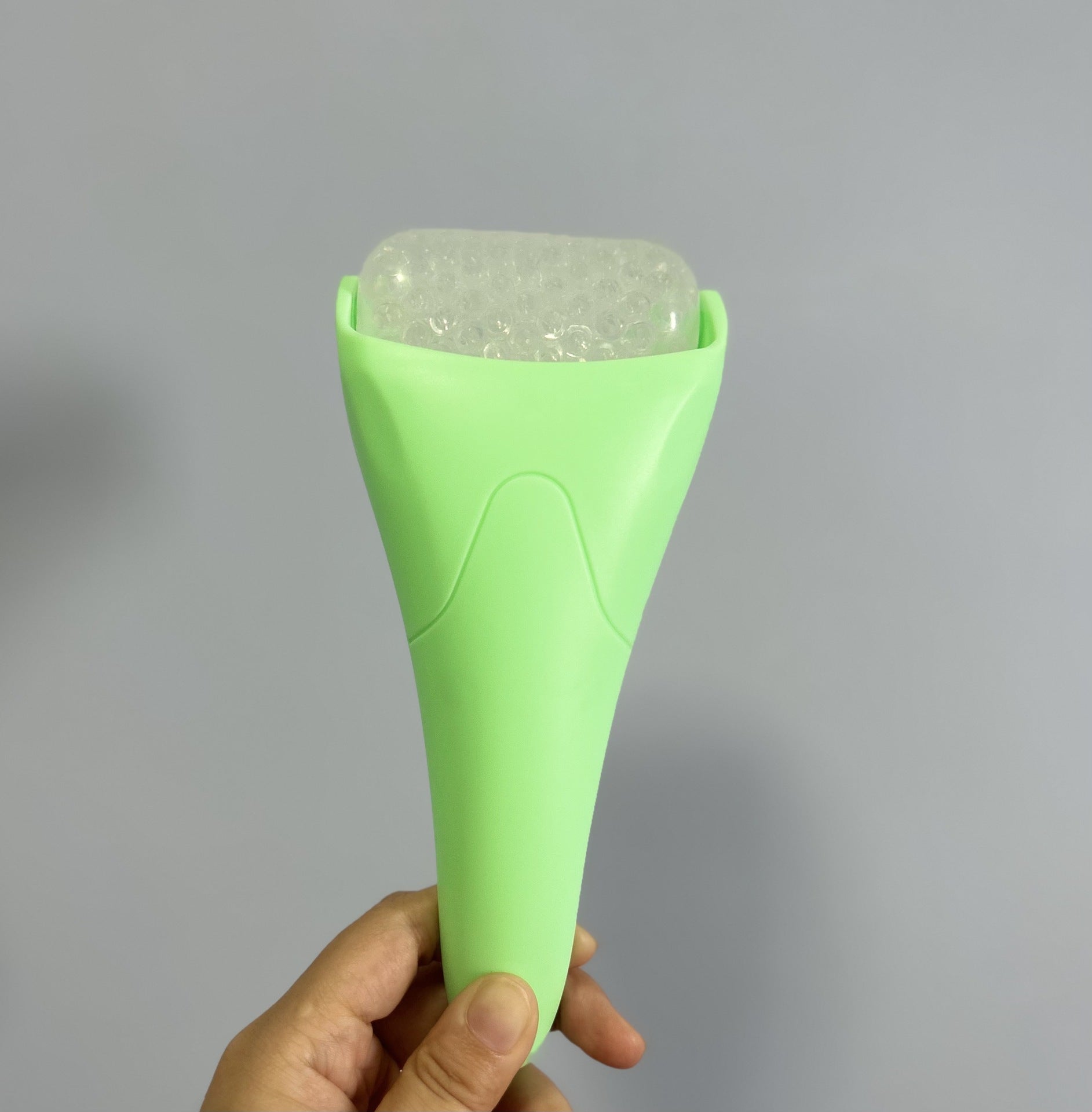Herramienta de masaje facial con rodillo de hielo con bolas frías